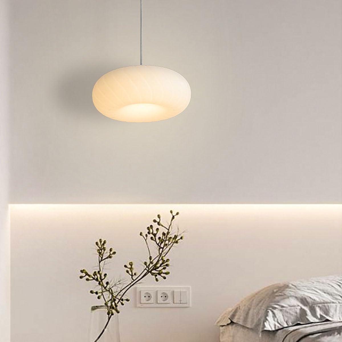 Lekka, luksusowa i prosta lampa wisząca do gabinetu wykonana z metalu i plastiku. Kreatywna lampa wisząca przy łóżku, biała, do sypialni, odpowiednia do sklepów odzieżowych i pokoi.