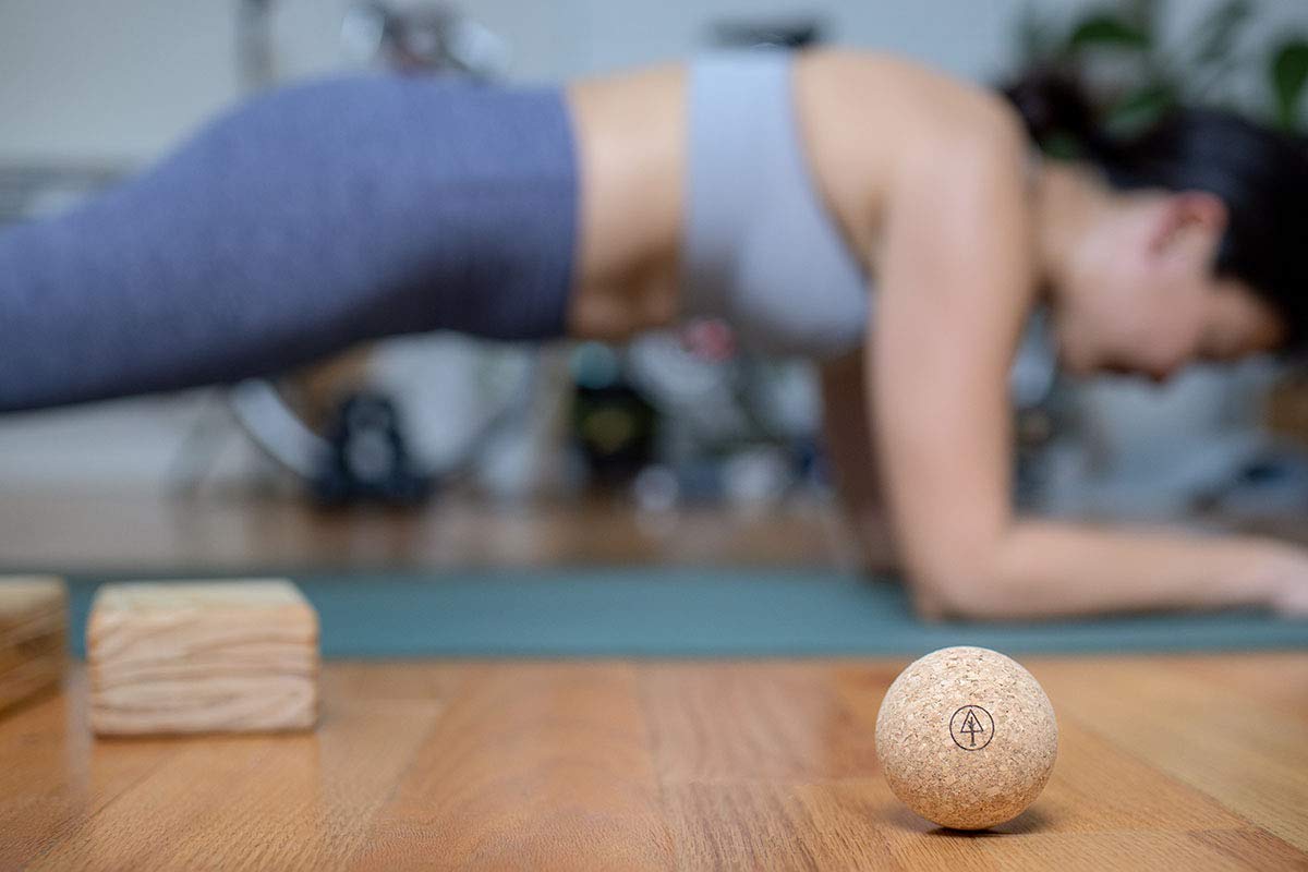 Pelota de masaje de corcho de viaje, alternativa ligera y sostenible a la bola de lacrosse para aliviar el dolor muscular (2.5 pulgadas (paquete de 1), corcho lijado)