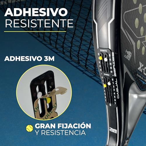 Close-up del contador de puntos adherido a la pala de padel, destacando su adhesivo 3M resistente