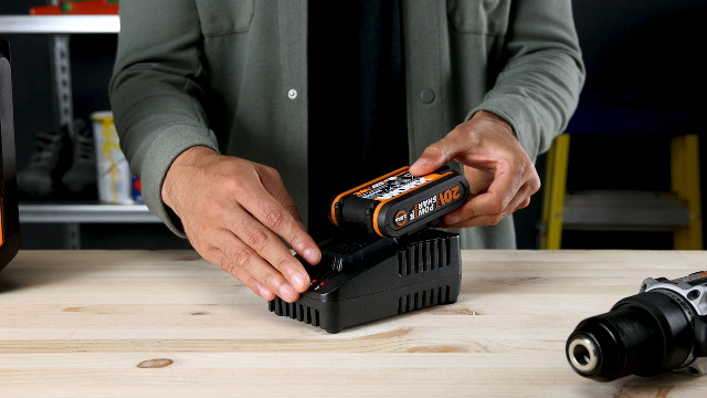 Worx WX370.1 20V/2.0Ah Li-on Çift Akülü Profesyonel Şarjlı Darbeli