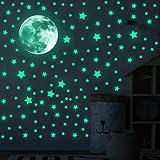 Los niños se duermen tranquilamente: el brillo 3D en las estrellas oscuras les ayudará a sentirse seguros en la oscuridad como una luz nocturna. La suave luz de la luna y las estrellas permitirá que sus hijos entren lentamente en un dulce sueño, porque ya no le temerán a la oscuridad.