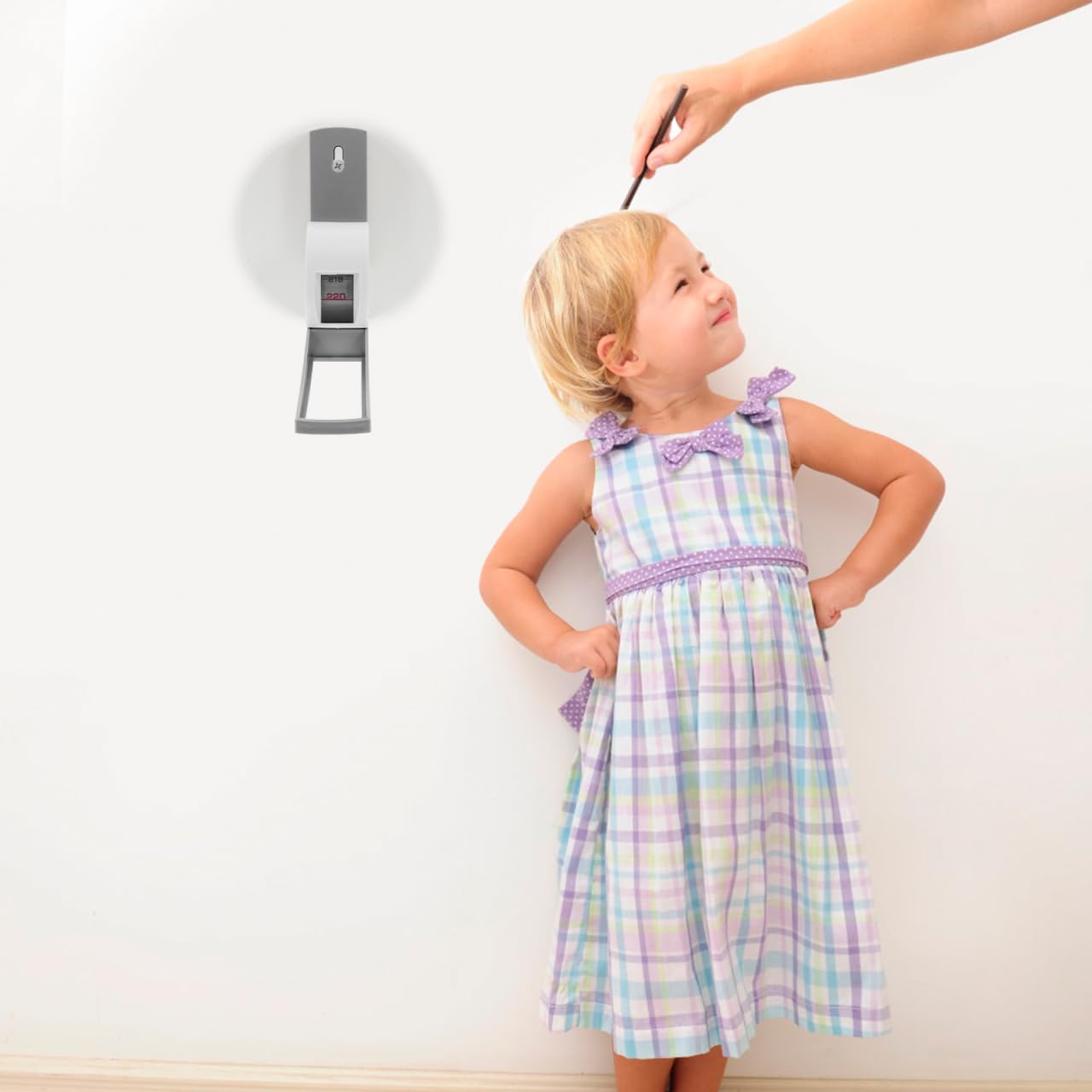 TOPBATHY Toise Murale Rétractable 2.20 M Ruban À Mesurer La Hauteur Pour Enfants Et Adultes Mesure De La Taille Instrument De Mesure Avec Plaque Murale 1 Pièce