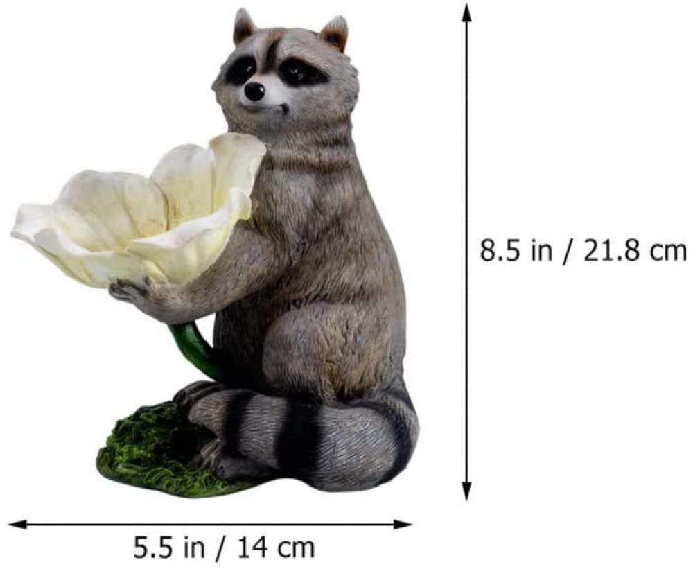 Szop pracz trzyma kwiat, domek dla ptaków, dekoracja ogrodu, zwierzęta, statuetka na zewnątrz, figurka szopa pracza do ogrodu, na patio