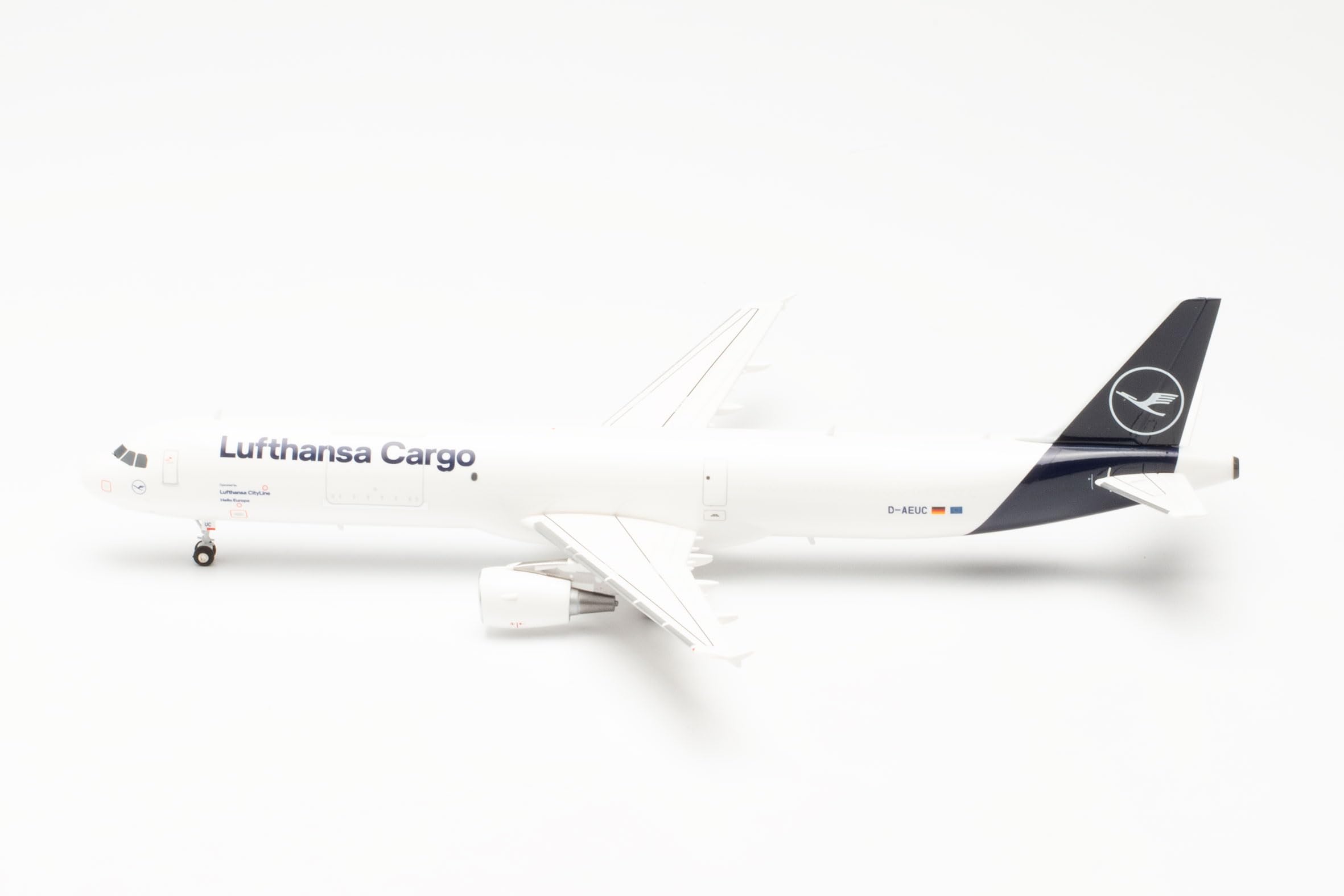 Herpa Modellflugzeug Lufthansa Cargo Airbus A321P2F – D-AEUC Hello Europe, Miniatur im Maßstab 1:200, Sammlerstück, Modell mit Standfuß, Kunststoff