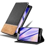 FUNCIÓN: La funda tiene un compartimiento para tarjetas y la función de Soporte horizontal. Todas las opciones del teléfono se pueden utilizar sin inconveniente; las teclas y los botones son de fácil alcance y los conectores quedan libremente accesibles (cámara, auriculares, etc.) El teléfono se inserta en la carcasa de silicona pegada a la funda y se puede quitar fácilmente cuando sea necesario.
