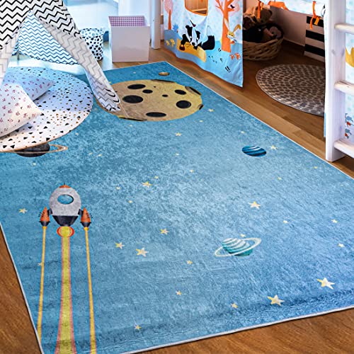 Mazovia Tapis Chambre Enfant - Lavable Tapis Imprimé à Poils Courts - Doux Moquette pour Chambre - Tapis Antidérapant Emma - Tapis Enfant Planètes Cosmos Motif - Bleu 140x200cm Cover