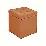 Découvrez la polyvalence de notre petite table basse ronde. Ce pouf touffeté dispose d'un couvercle rembourré amovible qui se transforme en une table basse élégante, parfaite pour contenir vos boissons ou desserts préférés. Utilisez le rangement caché pour les télécommandes, les magazines ou les coussins, assurant un espace de vie bien rangé et agréable. Idéal pour tout décor moderne