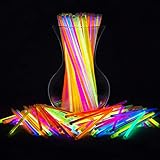Varillas Luminosas de Neón de Colores: 100 varillas luminosas de colores de mezcla de calidad superior, ofrece una gama de colores vibrantes que incluyen amarillo, verde, azul, naranja, rosa, etc., junto con 100 conectores de pulsera.