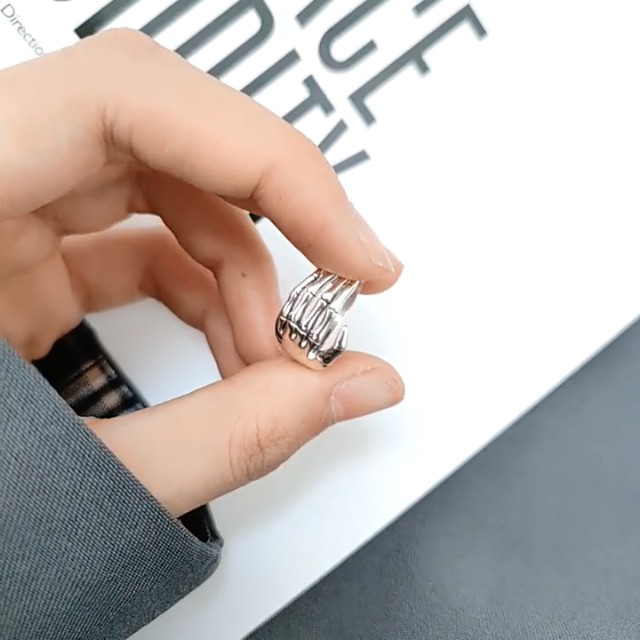 アクセサリー Vintage Skull Hand Ring Largn アクセサリー Vintage Skull Hand Ring Largn Amazon.com