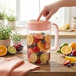Jucoan paquet de 2 1 Pitcher en plastique Gallon avec lis, grand pitcher à boisson d'eau, pochoirs à thé glacé avec couverture de fraise, poignées, mesures pour le thé de fête de soleil, lemonade, Sangria, Brew froide