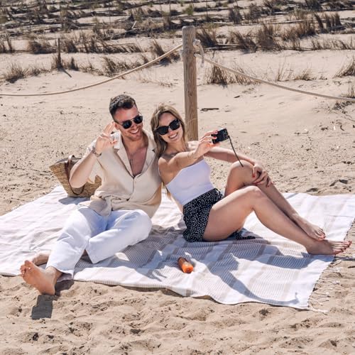 MOMOMUS Stranddecke Sandfrei XXL im Fouta-Stil – mit Boho-Abschluss, Leicht und Kompakt – Große Strandmatte aus Stoff, Faltbare Picknickdecke und XXL Strandtuch – Beige, 210 x 240 cm