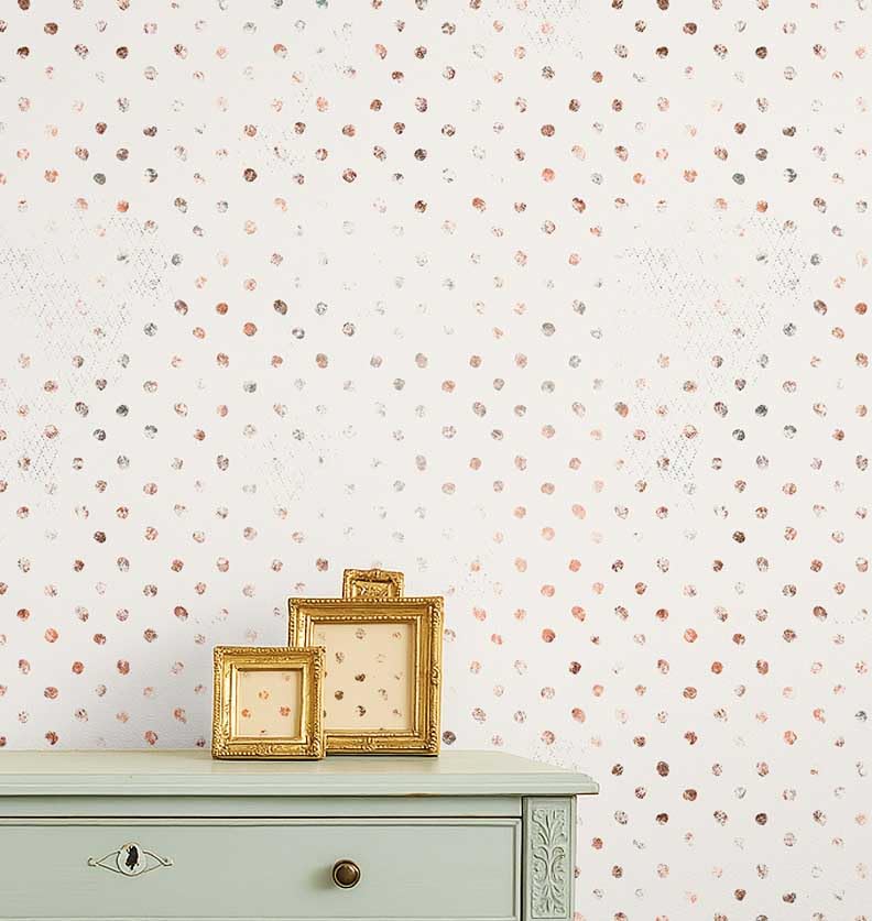 Papier peint autocollant pois blancs idéal pour une chambre de bébé cocooning