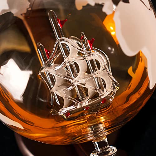Whiskyset mit Karaffe und Gläsern im Globus-Design