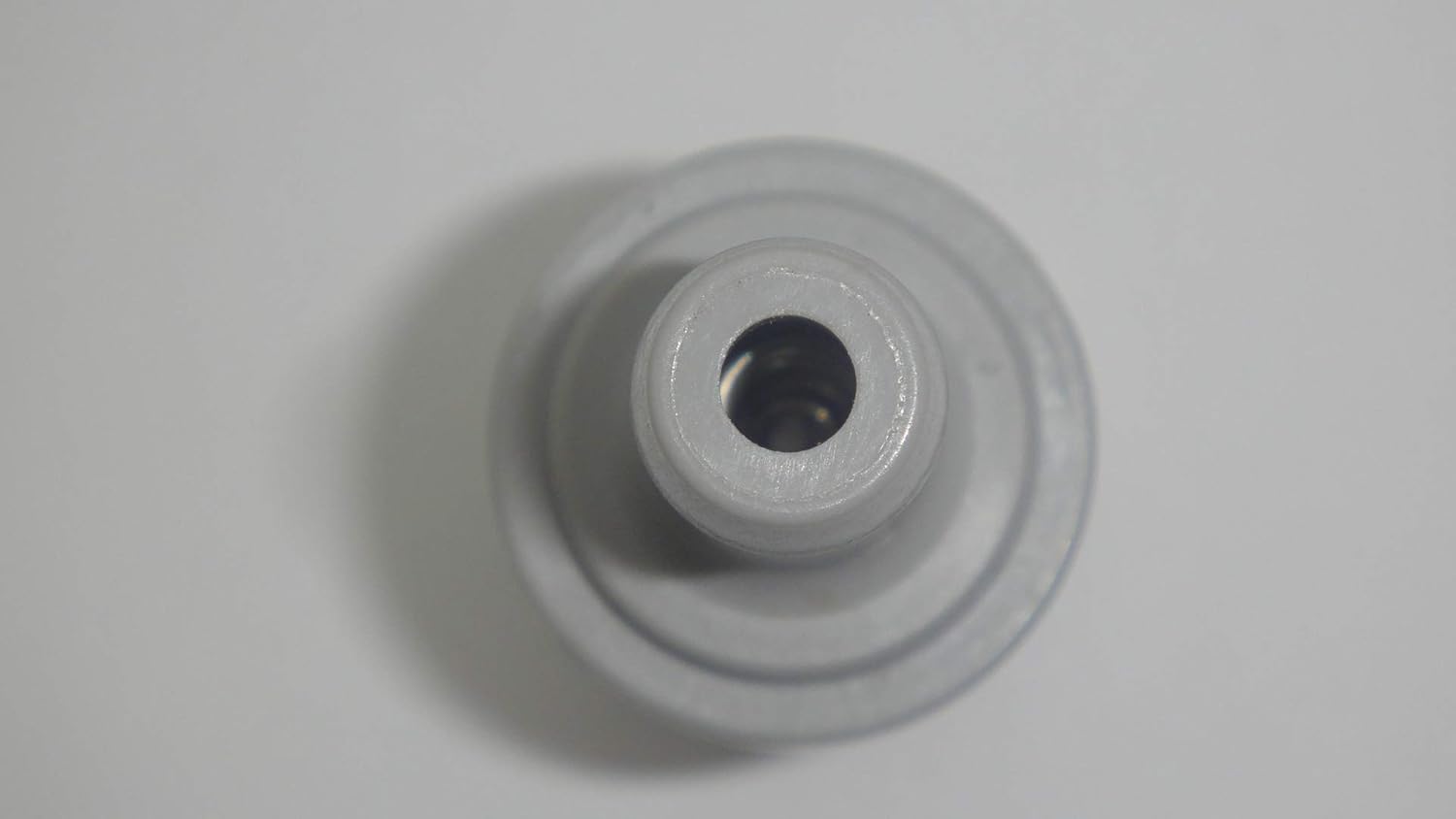 Tmiem view of the PCV Valve 18118-78G50, showing the opening of one of its ports.