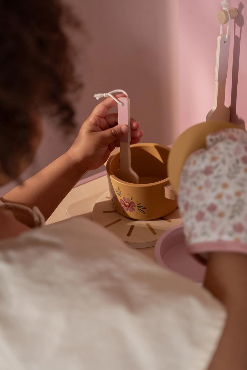 Little Dutch Kinderküche Spielküche aus Holz inkl. Töpfe, Geschirr und Küchenutensilien - rosa