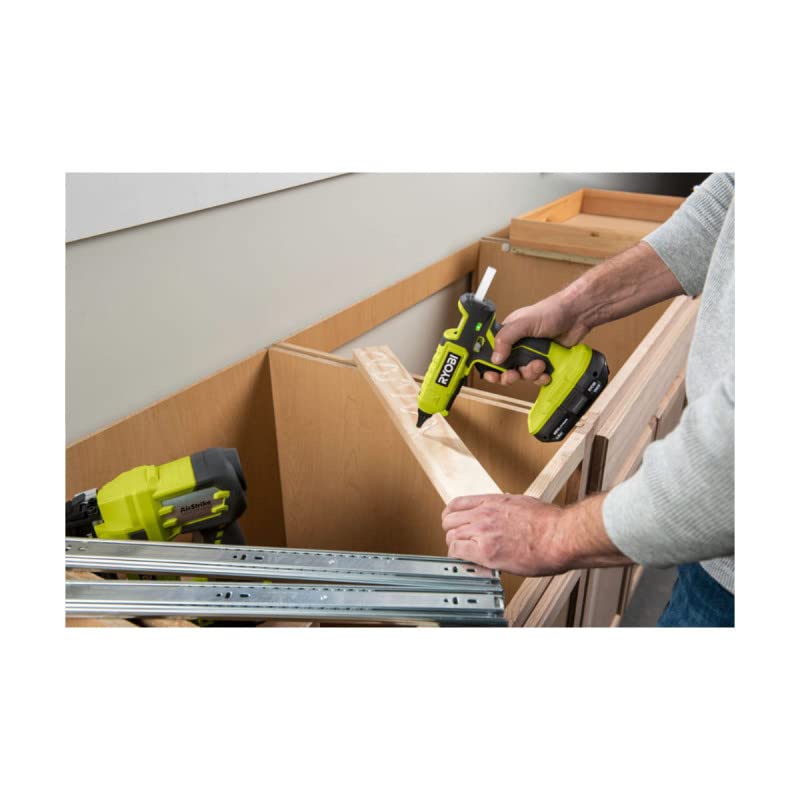 Pack RYOBI Pistolet à colle 18V One+ RGL18-0 - 1 Batterie 2.0 Ah - 1 Chargeur rapide