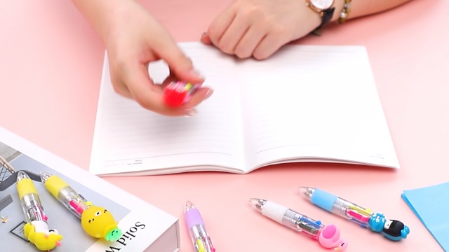 12 Penne 4-in-1 Con Personaggi Kawaii: Scrivi In 4 Colori E Scegli Il Tuo Animaletto Preferito!