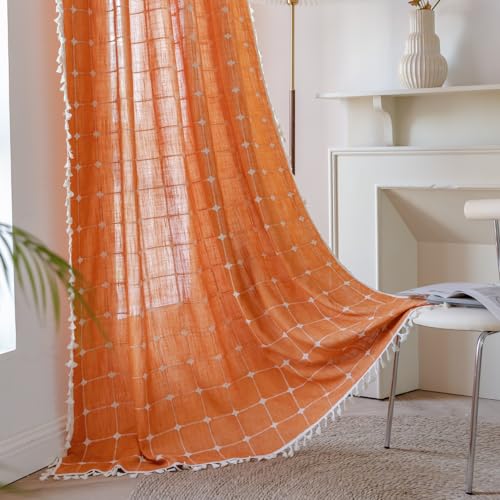 【Tenda Pronta】Ogni confezione contiene 1 pannello di tenda ricamata in stile boemo con strisce cave. La tenda boho è realizzata in tessuto misto di alta qualità, 90% cotone e 10% poliestere, ogni pannello misura 132,1 cm di larghezza per 228,6 cm di lunghezza. Il design della tasca superiore si adatta a aste per tende fino a 7,6 cm per appenderla.