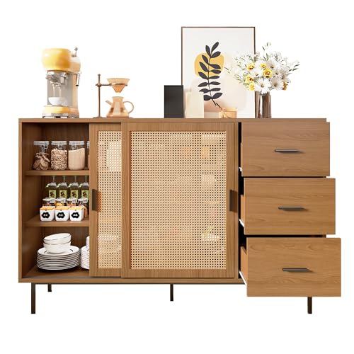 Azkoeesy Aparador de 140 cm de ancho con 2 puertas correderas de ratán y 3 cajones para salón y comedor, estilo rústico, efecto madera, estantes ajustables, dimensiones: 140 x 91 x 37 cm