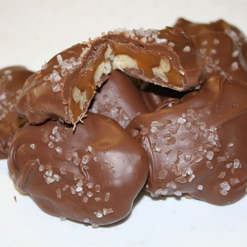 Valentine Chocolate Gift Bag (Milk Chocolate Pecan Caramel Clusters with Sea Salt) One Full Pound