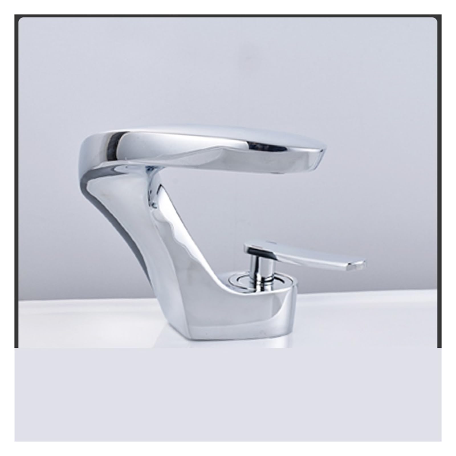 Robinet de lavabo minimaliste pour salle de bain familiale et moderne