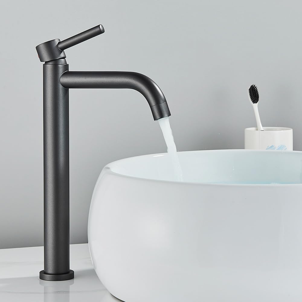 Mitigeur de lavabo noir et gris pour salle de bains moderne sur plage