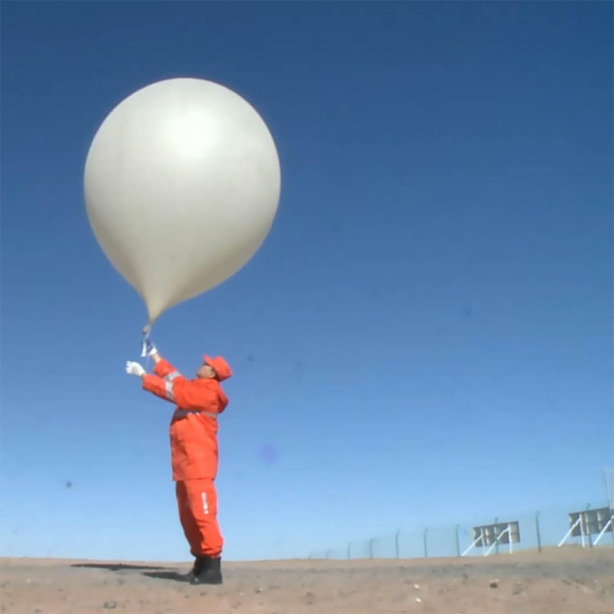 Großer Weißer Latexballon 120 Zoll Runder Riesen Wetterballon für Party und Eventdekoration Wetterbeständig mit Stabiler Oberfläche für Hochzeit Geburtstag und Feier