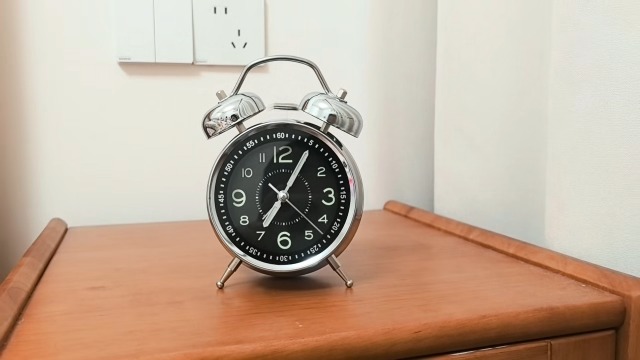 Amazon.co.jp: クラシック アナログ 目覚まし時計, サイレント運転