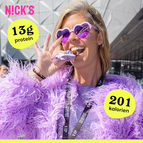 N!CK'S Protein Riegel ohne Zuckerzusatz – Mandel Karamell – 13g Eiweiß 26% – 201 Kalorien – Low Carb Keto Proteinriegel mit Ballaststoffen & Kollagen – Glutenfrei, Gesunde Snack ohne Palmöl 12x50g 2