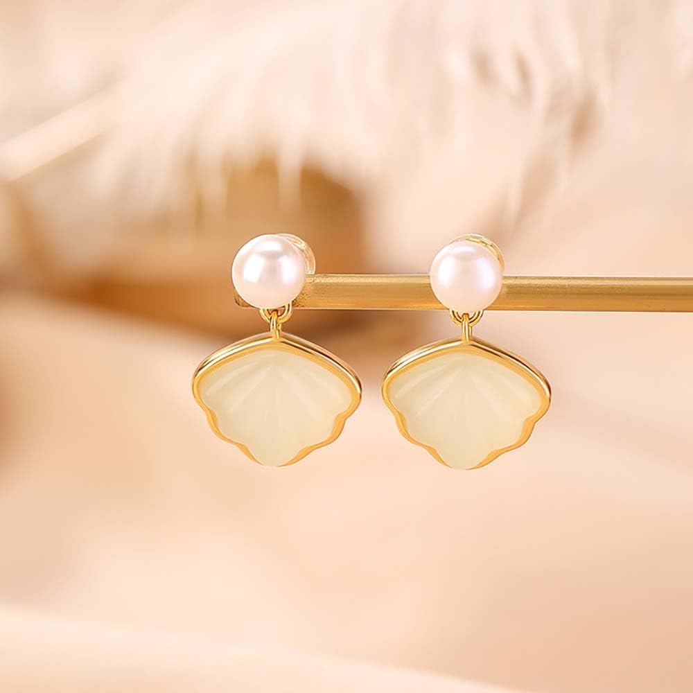 Elegantes pendientes de jade perla, pendientes en forma de concha marina, pendientes de tachuelas de jade de hotan de plata esterlina 925 joyas de jade para mujeres