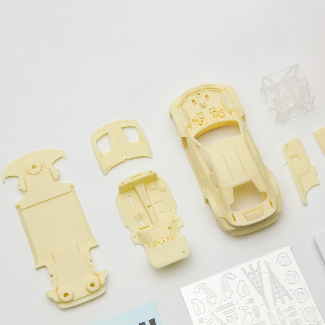 Rennwagen-Bausatz Im 1:64 Aus Resin Mit Magnetisch Befestigter Karosserie | Modellbau-Bausatz zum Selberbauen mit hochdetailliertem Innenraum; handgefertigt für Sammler und zur Ausstellung (Weiß-Resin)