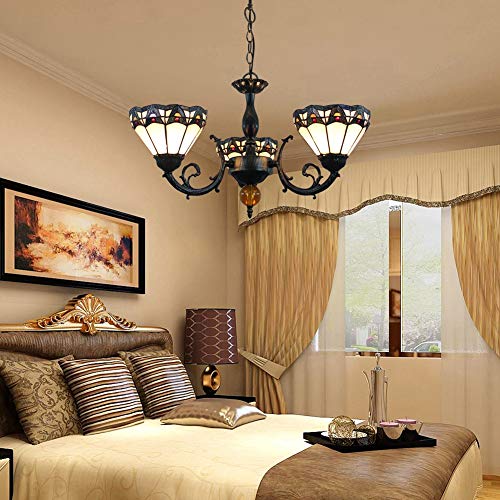 Lustre Tiffany vitrail romain 3 bras pour sublimer un plafond bas