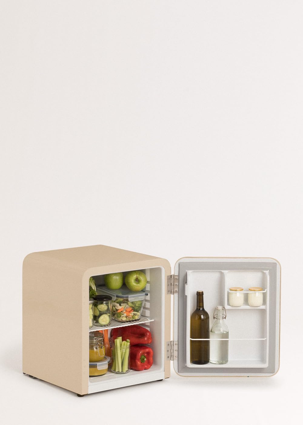 CREATE / RETRO FRIDGE 50 SAGE/Réfrigérateur sable poignée vert sauge/ 85W, minibar, une étagère, design rétro, 50 cm, deux étagères, capacité de 48L, basse consommation, 50x44x49,8 cm