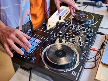 Hercules DJControl Inpulse 500: 2-deck USB DJ controller for Serato DJ and DJUCED (included)