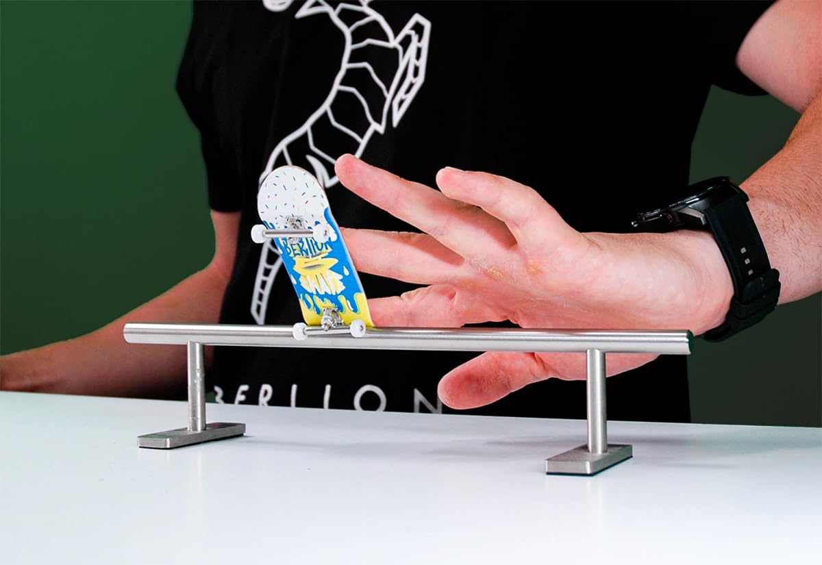 BERLION - Finger Skate Pro Ultrasconcavo in Legno, Mini Skateboard Piccolo, Ruote, Strumento Anti Stress (Multicolore)