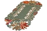 Aufgrund der Materialzusammensetzung behält die mit Herbstlaub bestickte Zierdecke auch nach dem Waschen Form und Farbe. Der Hersteller gibt ein Maß von circa 30x70 cm in ovaler Form für diese bestickte Kaffeedecke an