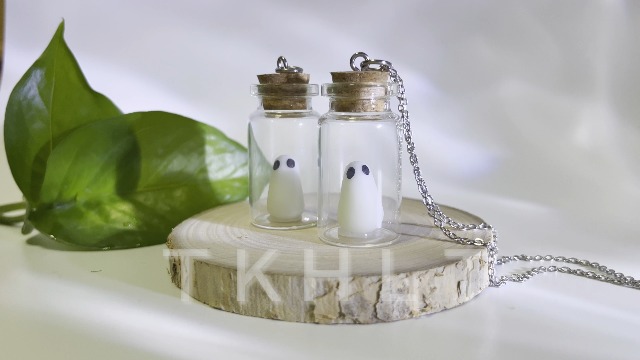 Ghost luminoso in una collana di bottiglie |Collana unica di Halloween