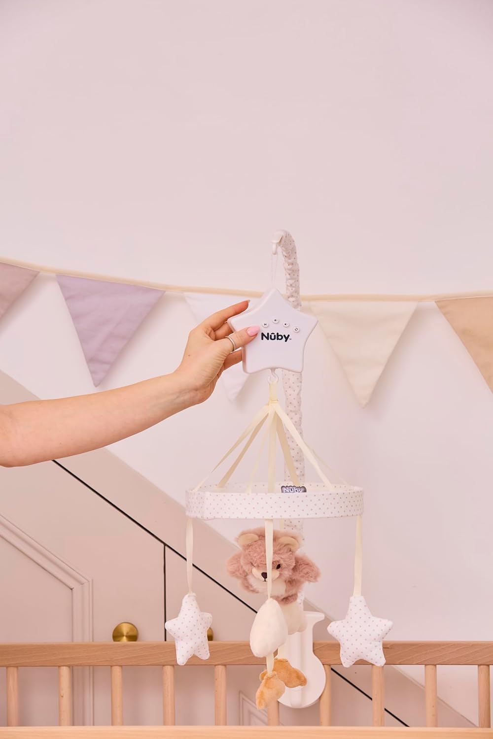 Nuby Biscuit l’Ours – Mobile Musical Bébé pour Lit et Berceau, Bras Réglable Universel, Peluches Suspendues, Mélodies et Sons Apaisants, Jouet d’Éveil pour Nouveau-Né