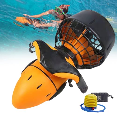 【Portatile e multi-scena】Lo scooter subacqueo è compatto (61,5 x 36,7 x 31,2 cm) e pesa solo 8,4 kg. L'impugnatura ergonomica integra la funzione di regolazione dell'assetto. Perfetto per subacquei ricreativi, fotografi subacquei e operazioni di soccorso.