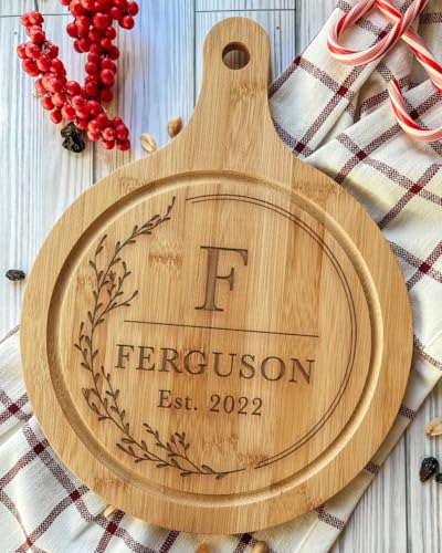 Tabla de cortar redonda de madera de bambú grabada personalizada, regalo para pareja nueva, padres, aniversario, inauguración de casa - Diseño con monograma, nombre y fecha - Acento floral miniatura 2