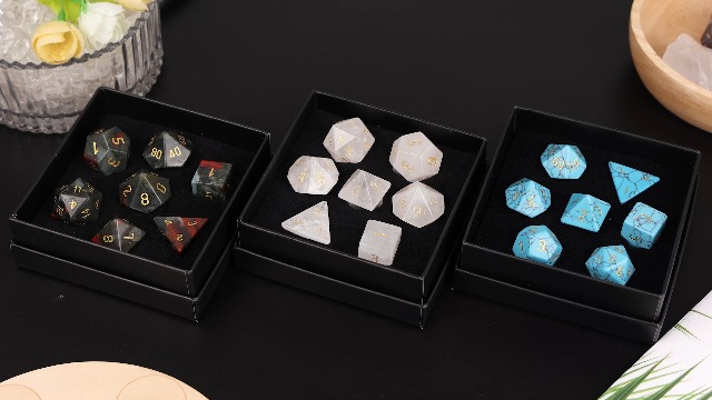 dssmboom Ensemble de 7 dés polyédriques en Pierre de Quartz de Roche DND avec boîte pour Jeux de Table RPG MTG, dés en Cristal de guérison pour la