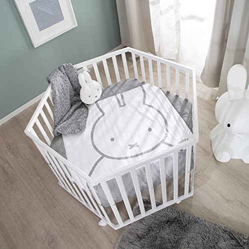 roba Laufgitter 6-eckig inkl. Einlage miffy® - Laufstall 3-fach höhenverstellbar - Mobiles Krabbelgitter auf Rollen - Holz weiß