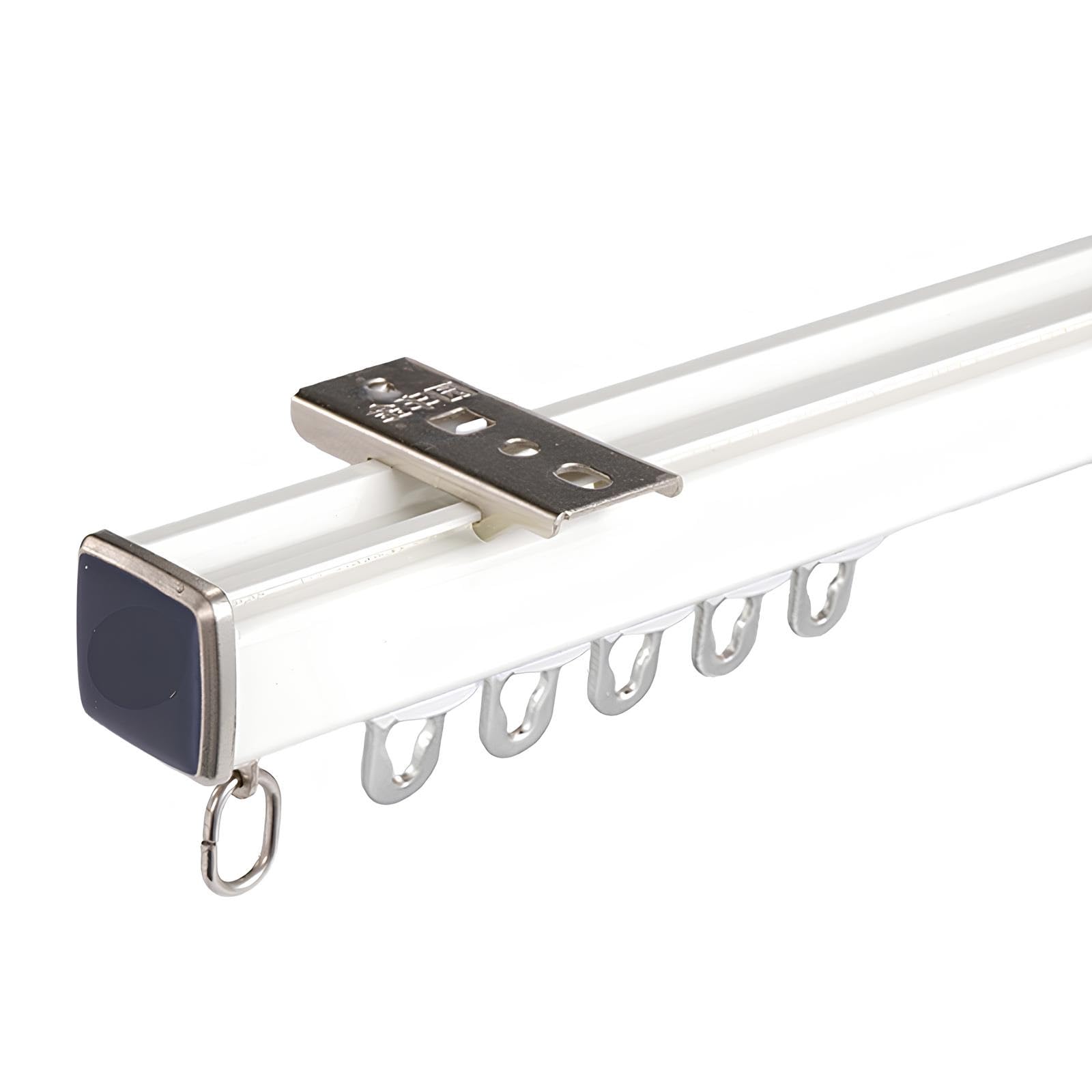 Barra de cortina ajustable y resistente para separar espacios con techo blanco