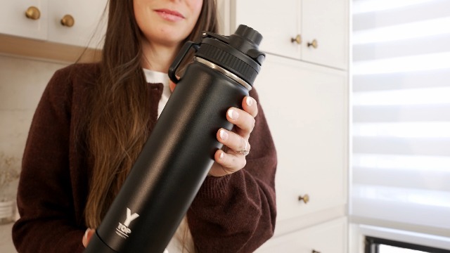 Y TOP 24 oz Botella de Agua Aislada con Tapa Antigoteo Ajustable para Portavasos de Auto – Doble Pared Acero Inoxidable Para Gimnasio, Niños, Deportes, Viajes y Escuela miniatura 7