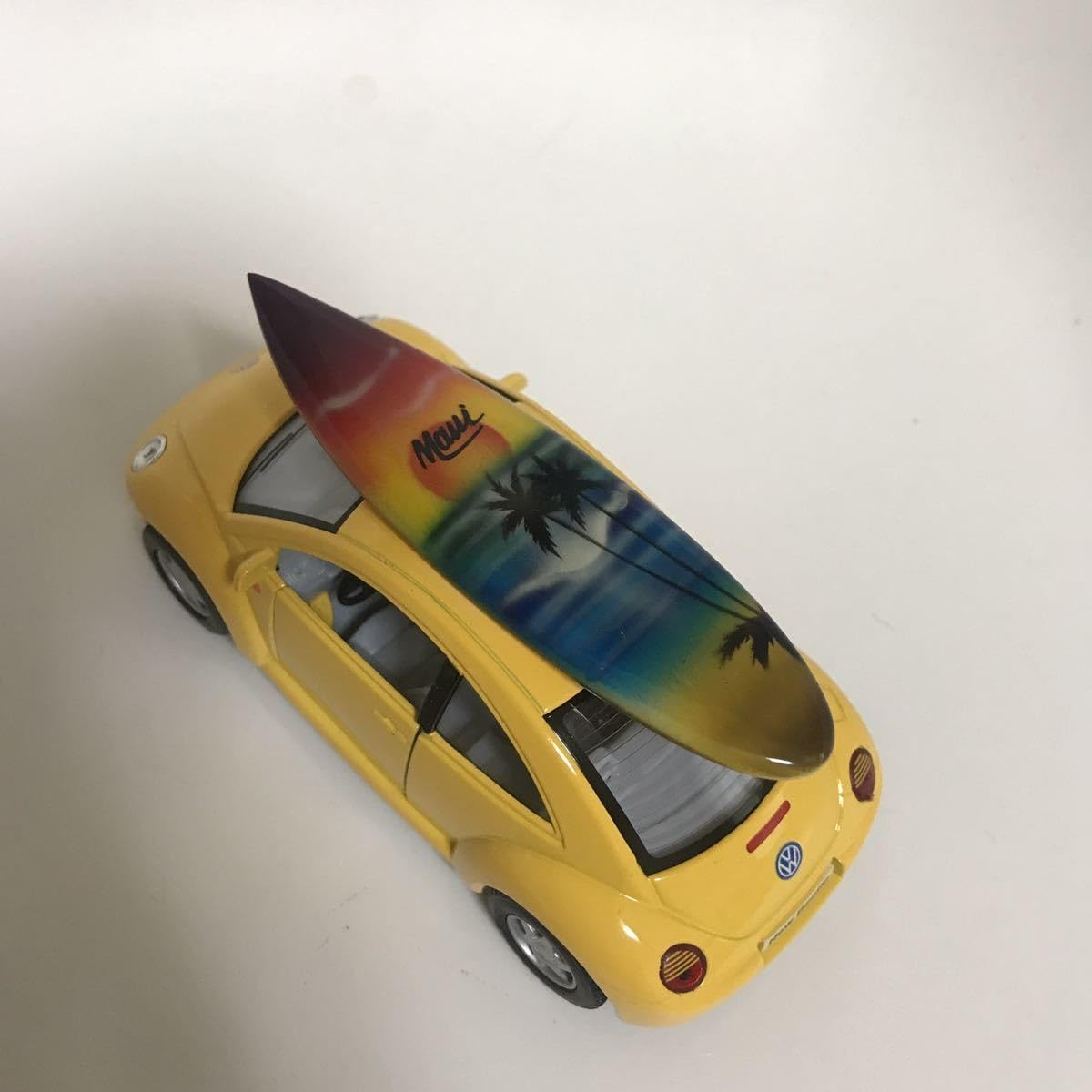 Amazon.co.jp: ニュービートル KiNSMART 1:32 ハワイアン サーフカー