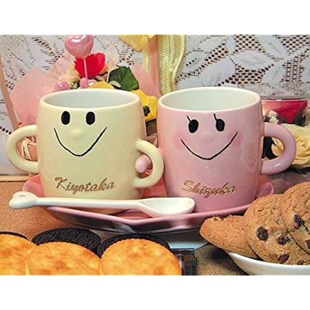 Amazon Co Jp 名入り 名入れ なかよしペアマグカップ コースター スプーン付 アイボリー ピンク 文字金色着色です 送料無料 沖縄と離島を除く 結婚記念 結婚祝いギフト 結婚祝いプレゼント 贈り物 ペアマグセットアイボリー ピンク限定なかよし ペア クリスマス