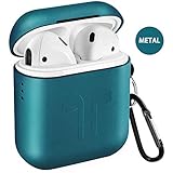【Alta Calidad】 La Airpods case con cubierta metálica alta que puede disipar rápidamente el calor, no se sobrecalienta durante la carga, la cubierta metálica es muy dura y no se rompe fácilmente; El material de la cubierta de nuestros Airpods es mucho mejor que los productos comunes en el mercado, lo que lo convierte en una buena experiencia en el uso de Airpods.