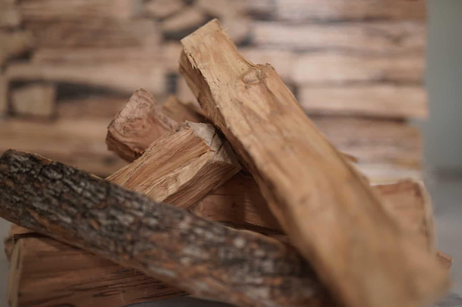 FEMIRO Legna da Ardere di Ulivo per Stufe 25–30 cm su Bancale 700 kg – Legna per Stufa e Camino – 100% Ulivo Made in Italy – In Omaggio 4 Sacchetti di Scaglie di Ulivo Accendifuoco