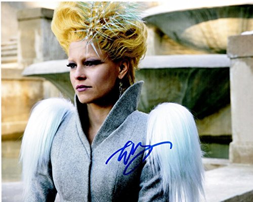 Elizabeth Banks Signed - Autographed Hunger Games 8x10 inch Photo