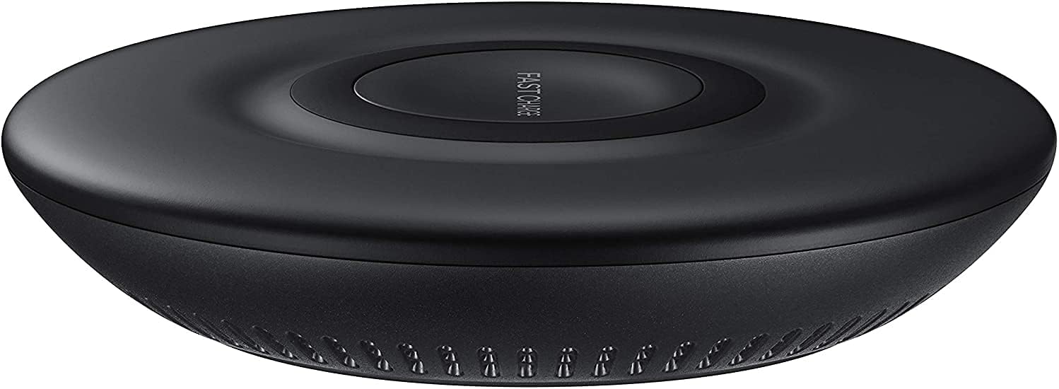 отстрани view на подложката за безжично зарядно устройство Samsung, като се открояват текстът „FAST CHARGE“ и вентилационните решетки за охлаждане.